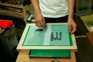 初心者 シルクスクリーン 体験 教室 Tシャツ制作 版にフィルムを載せる