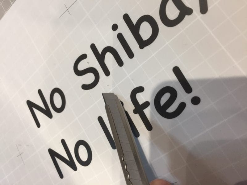 カッターで削ります