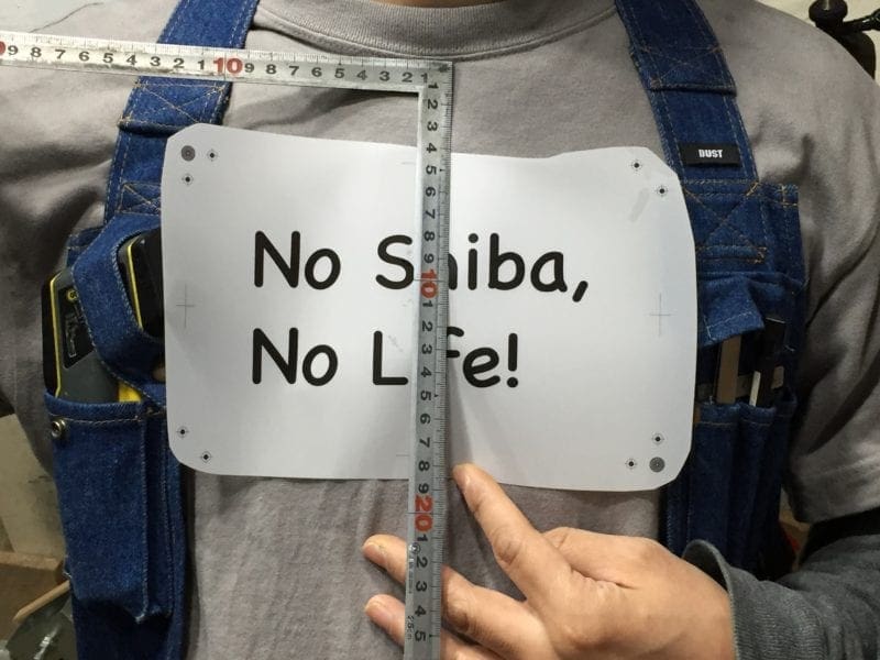 プリント位置確認。リブ下より8cmほど下にロゴ上が来るように配置しました。
